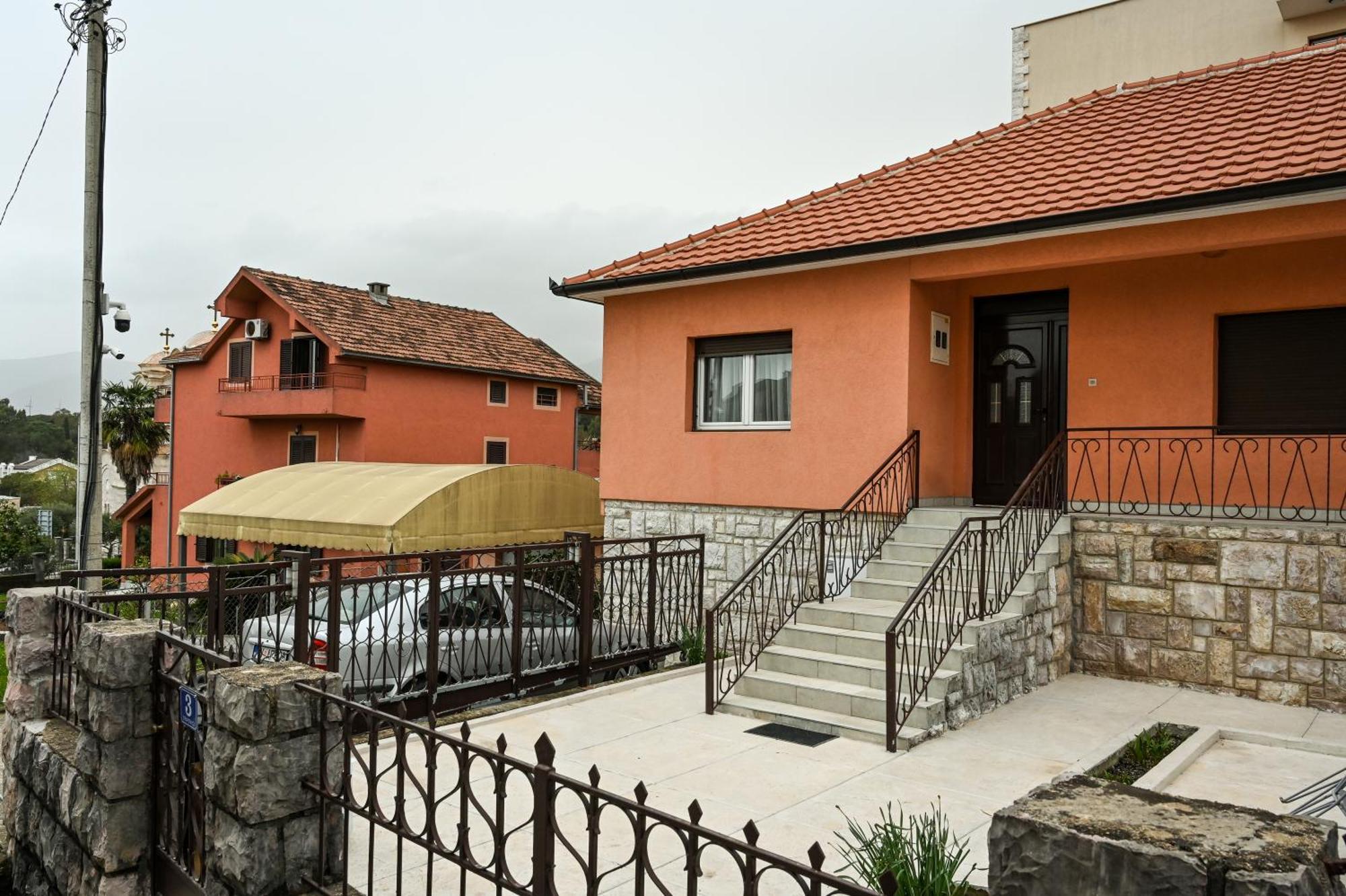 Porto Azzurro Apartments Tivat Exterior photo